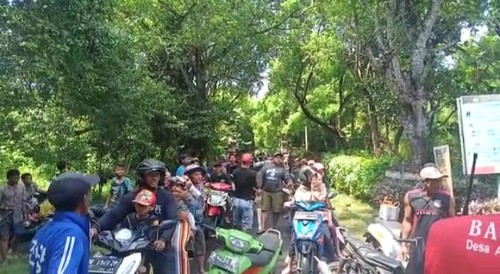 Warga non-Hindu di Desa Sumberkelampok melawan barisan pecalang dengan berekreasi di pantai saat hari raya Nyepi.