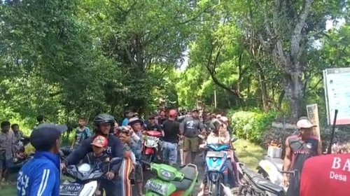 Warga non-Hindu di Desa Sumberkelampok melawan barisan pecalang dengan berekreasi di pantai saat hari raya Nyepi.