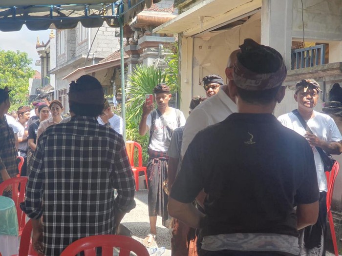Suasana di rumah korban penusukan di Denpasar, Kamis (23/3/2023).