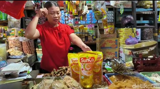 Salah satu pedagang di Bojonegoro menunjukkan di lapaknya sudah tidak tersedia Minyakita