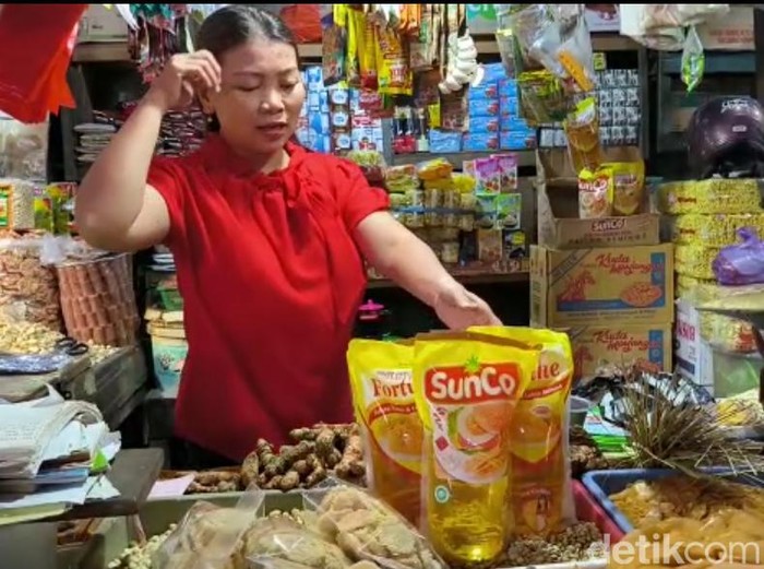 Salah satu pedagang di Bojonegoro menunjukkan di lapaknya sudah tidak tersedia Minyakita.