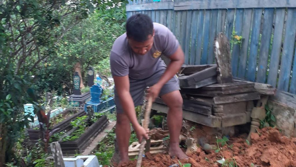 Cerita Bripka Joko Nyambi Jadi Tukang Gali Kubur di Samarinda
