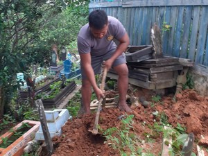 Cerita Bripka Joko Nyambi Jadi Tukang Gali Kubur di Samarinda