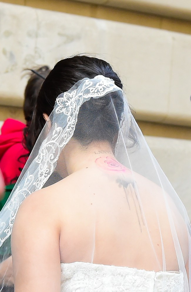 Ikut melengkapi penampilan Selena, veil atau kerudung senada. Bahannya yang menerawang mengekspos tatonya yang sempat menjadi sorotan beberapa waktu lalu. (Foto: Raymond Hall/GC Images)