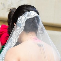 Ikut melengkapi penampilan Selena, veil atau kerudung senada. Bahannya yang menerawang mengekspos tatonya yang sempat menjadi sorotan beberapa waktu lalu. (Foto: Raymond Hall/GC Images)