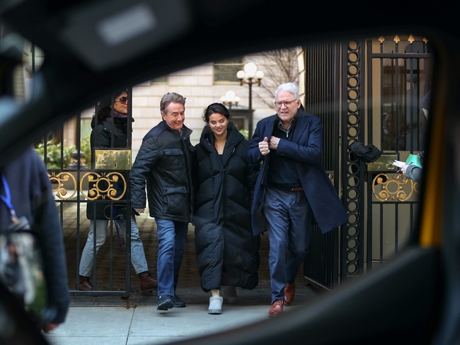 Penampilan Selena Gomez ini hanya beberapa pekan setelah ia memecahkan rekor sebagai wanita pertama di dunia yang memiliki 400 juta followers di Instagram. Ia menggeser posisi Kylie Jenner yang sebelumnya diikuti 382 juta akun. (Foto: Jose Perez/Bauer-Griffin/GC Images)