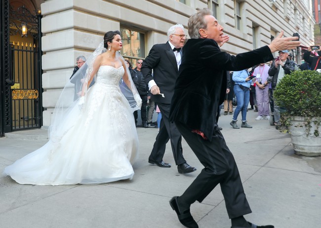 Pengambilan gambar dilakukan di area terbuka, tepatnya di trotoar kawasan elite Upper West Side. Turut hadir lawan main Selena, yakni aktor senior Steve Martin dan Martin Short. (Foto: Jose Perez/Bauer-Griffin/GC Images)