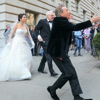 Pengambilan gambar dilakukan di area terbuka, tepatnya di trotoar kawasan elite Upper West Side. Turut hadir lawan main Selena, yakni aktor senior Steve Martin dan Martin Short. (Foto: Jose Perez/Bauer-Griffin/GC Images)