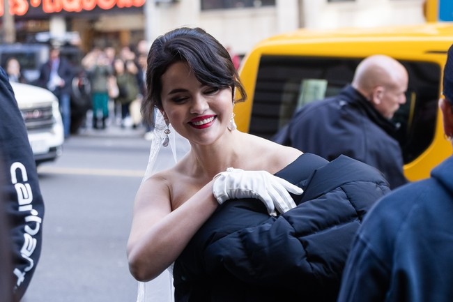 Sepasang anting mutiara juga ikut memaksimalkan gaya pelantun Love You Like a Love Song itu. Tidak ketinggalan sepasang hand-gloves putih yang membungkus jemarinya. (Foto: Gotham/GC Images)