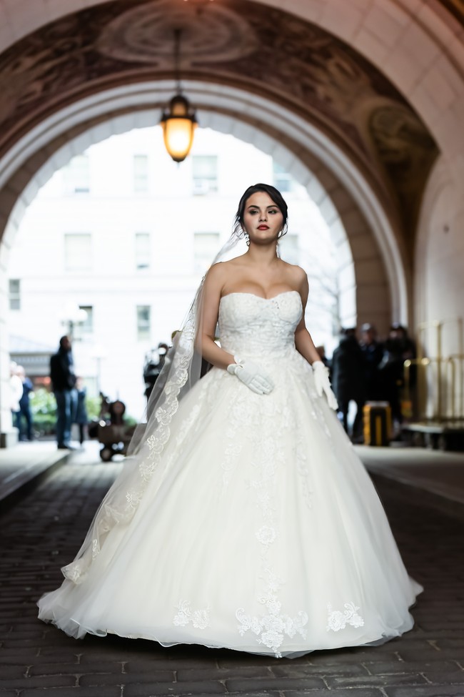 Gaun pengantin strapless yang membungkus tubuh Selena berwarna putih dengan kombinasi lapisan tulle dan lace yang dipermanis detail bordiran. Siluet ball-gown yang megar membawa aura drama pada penampilan mantan kekasih Justin Bieber itu. (Foto: Gotham/GC Images)