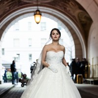 Gaun pengantin strapless yang membungkus tubuh Selena berwarna putih dengan kombinasi lapisan tulle dan lace yang dipermanis detail bordiran. Siluet ball-gown yang megar membawa aura drama pada penampilan mantan kekasih Justin Bieber itu. (Foto: Gotham/GC Images)