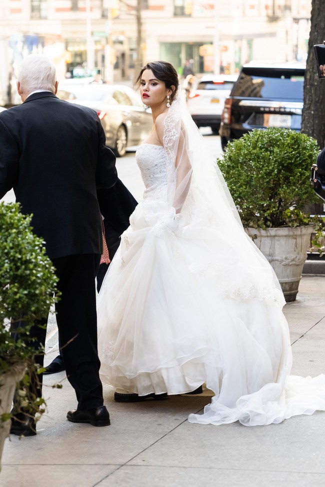 Apa jadinya bila Selena Gomez menjadi pengantin? Fans akhirnya bisa melihat perempuan multitalenta ini menikah meskipun hanya dalam fiksi. Foto-foto terbaru hasil bidikan paparazi memperlihatkan dia memakai gaun pengantin saat syuting serial Only Murders in the Building di New York City, AS. (Foto: Gotham/GC Images)