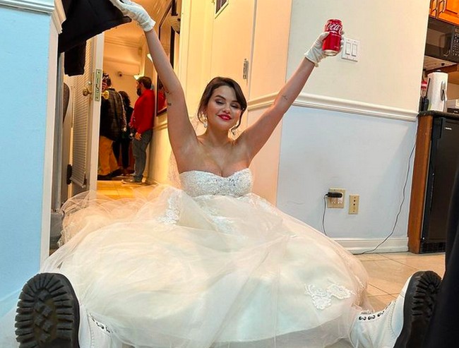 Selena Gomez juga sempat mengunggah foto behind the scene dengan gaun tersebut. Tampak ia duduk selonjoran di lantai sambil memegang sekaleng minuman bersoda. Tanpa diduga, sepasang boots putih Dr. Martens menjadi andalan Selena untuk menemani gayanya dengan gaun pengantin tersebut. “I have no caption. Just a regular day at work. @onlymurdershulu,” tulisnya. (Foto: Instagram/@selenagomez)