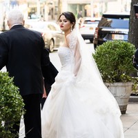 Apa jadinya bila Selena Gomez menjadi pengantin? Fans akhirnya bisa melihat perempuan multitalenta ini menikah meskipun hanya dalam fiksi. Foto-foto terbaru hasil bidikan paparazi memperlihatkan dia memakai gaun pengantin saat syuting serial Only Murders in the Building di New York City, AS. (Foto: Gotham/GC Images)