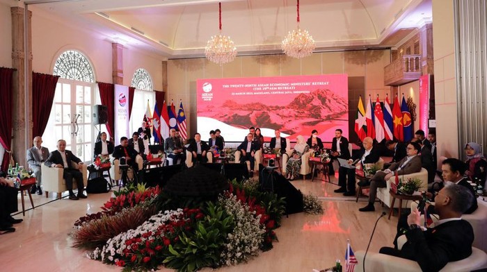 Pertemuan antarmenteri ekonomi ASEAN dalam The 29th ASEAN Economic Ministers (AEM) Retreat di Magelang, Jawa Tengah, sukses digelar.