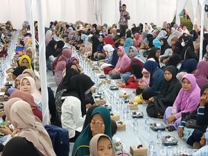 Melihat Buka Puasa Perdana di Masjid Zayed Solo, 6.000 Takjil Dibagikan