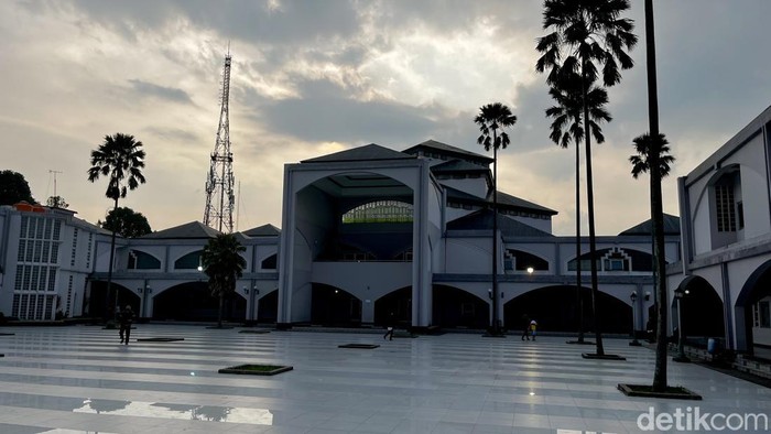 Suasana di Masjid Pusdai Jawa Barat, Jalan Diponegoro Bandung.