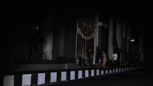 Suasana kedatangan jemaah salat Tarawih pertama 1444 Hijriah di Masjid Agung Al Mujahidin Tabanan yang bertepatan dengan Nyepi Tahun Saka 1945, Rabu (22/3/2023). (istimewa)