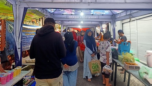 Suasana Pasar Ramadan 1444 Hijriah di Masjid Raya Baiturrahman, Denpasar, Kamis (23/3/2023). Pasar Ramadan tersebut rutin digelar setiap bulan puasa.