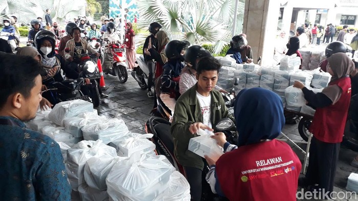 Suasana pembagian ribuan takjil gratis untuk mahasiswa UMYselama bulan Ramadan, Kamis (23/3/2023).