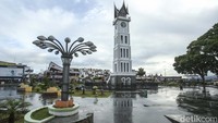 Dari jauh, bangunan setinggi 26 meter itu akan tampak jelas. Apalagi lagu-lagu khas Minangkabau yang diputar di sana juga semakin mengundang wisatawan untuk mampir mendekat ke sana.