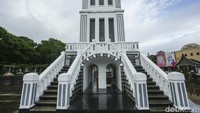 Surya menjelaskan sejarah pembangunan Jam Gadang yang dimulai pada 1924 hingga 1926. Jam Gadang dibuat sebagai hadiah dari Ratu Belanda kepada Rook Maker, sekretaris Fort de Kock pada masa pemerintahan Hindia Belanda.