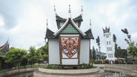 Menara Jam Gadang diarsiteki Yazid Rajo Mangkuto. Sementara peletakan batu pertama dilakukan putra pertama Rook Maker yang kala itu masih berusia 6 tahun.