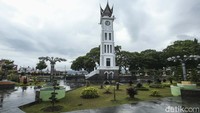 Surya memaparkan, bangunan Jam Gadang punya keistimewaan dibandingkan menara pada umumnya. Pasalnya, pembangunan Jam Gadang menggunakan bahan-bahan yang tak biasa.