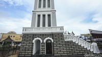 Keistimewaan bangunan ini, tidak memakai bahan baku semen maupun besi. Jadi bangunan ini memakai pasir putih, batu bata, kapur putih, dan putih telur. Jadi putih telur ini pengganti semen untuk merekatkan bangunan itu.
