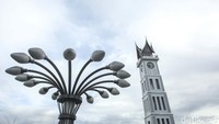 Walaupun tak menggunakan semen dan besi penyangga, Surya mengatakan bahwa kekuatan Jam Gadang tak diragukan. Bangunan ini sukses melewati berbagai zaman, mulai dari masa penjajahan Belanda, Jepang, hingga sekarang.