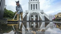 Saat dibangun, Jam Gadang dapat dikategorikan sebagai proyek yang prestisius. Pembangunan Jam Gadang menelan biaya sekitar 3.000 Gulden. Angka ini terbilang fantastis untuk ukuran masa itu.