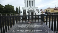 Maka tak ayal, Jam Gadang pun menjadi pusat perhatian masyarakat sejak awal. Karena hal itulah akhirnya Jam Gadang juga digunakan sebagai penanda titik nol di Kota Bukittinggi.