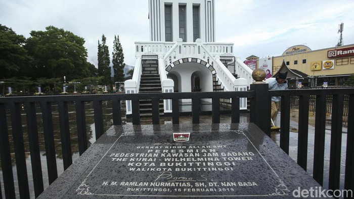Sudah Tau? Jam Gadang di Padang Dibuat Tanpa Semen Lho... Siapa yang tak kenal Jam Gadang? Ikon Bukittinggi, Sumatera Barat ini hampir 100 tahun berdiri kokoh meski tanpa besi penyangga dan semen.