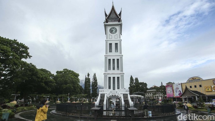 Siapa yang tak kenal Jam Gadang? Ikon Bukittinggi, Sumatera Barat ini hampir 100 tahun berdiri kokoh meski tanpa besi penyangga dan semen.