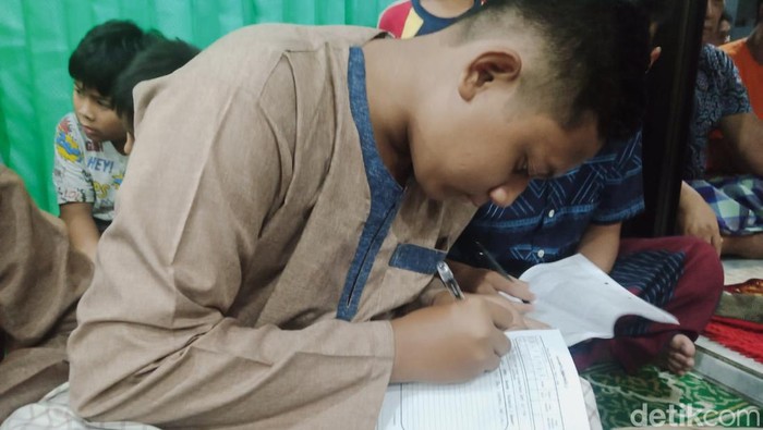 Syahreza Hidayat sedang mengisi buku Ramadan.