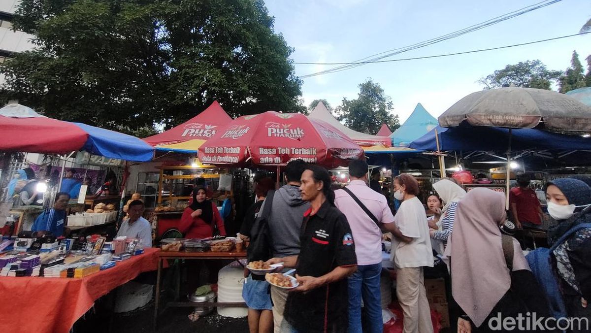 Serunya Warga Berburu Takjil di Jakarta pada Hari Pertama Puasa