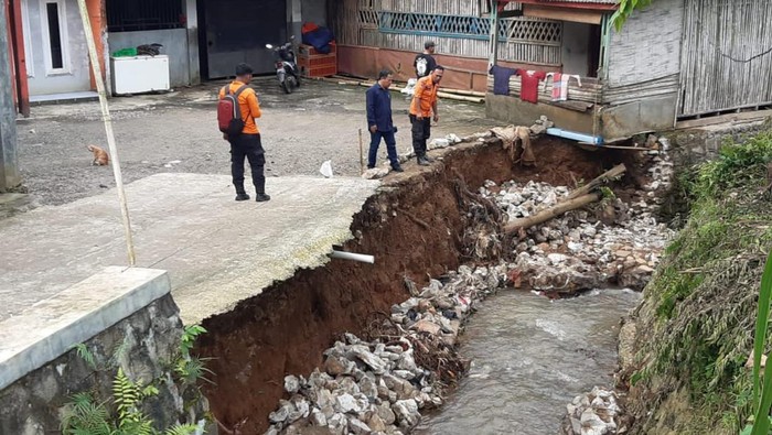 Tanah longsor timpa rumah warga Caringin, Bogor