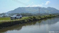 Mesin itu dihubungkan dengan transmisi CVT. Tenaga disalurkan ke roda depan.