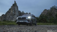 Fitur-fitur lengkap pada Innova Zenix pun memanjakan perjalanan kami. Mulai dari head unit yang bisa terkoneksi ke ponsel, fitur layar hiburan di baris kedua, sampai fitur keselamatan Toyota Safety Sense (TSS) di mobil Innova Zenix Hybrid yang kami coba.
