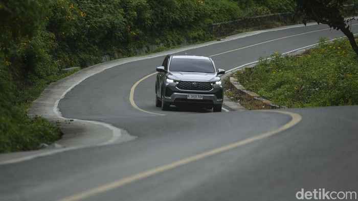 Toyota Kijang Innova telah berubah total setelah lahirnya Innova Zenix atau Kijang generasi ketujuh. Selain tampangnya yang berubah, platform dan mesin Innova Zenix juga dirombak.