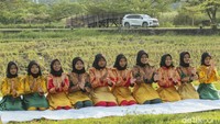 Perjalanan kami ditempuh lebih dari dua pekan. Tidak langsung gaspol ke Sabang, melainkan mampir di beberapa kota untuk meliput beberapa hal menarik di sepanjang perjalanan.