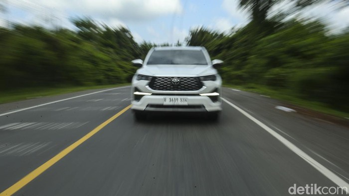 Tangguhnya Innova Zenix Road Trip Jakarta-Sabang Toyota Kijang Innova telah berubah total setelah lahirnya Innova Zenix atau Kijang generasi ketujuh. Selain tampangnya yang berubah, platform dan mesin Innova Zenix juga dirombak.