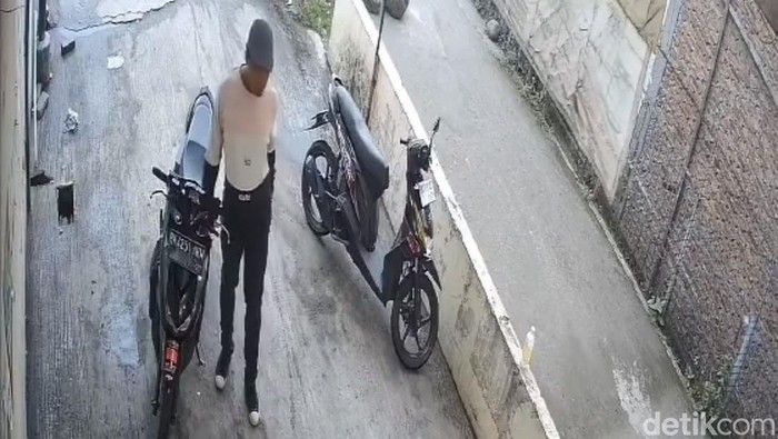Tangkapan layar video CCTV aksi pencurian sepeda motor dari apotek di Medan.