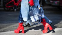The Tote Bag Marc Jacobs Punya Warna Baru, Dipakai Kendall Jenner