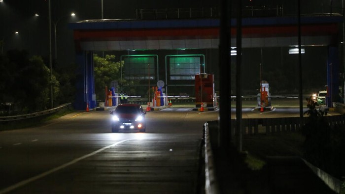Tol Jatikarya Kembali Dibuka Kendaraan melintasi jalan Tol Jatikarya yang sempat diblokade ahli waris di Bekasi, Jawa Barat, Rabu (22/3/2023) malam. Tol Jatikarya 1 dan 2 sudah dibuka kembali pada pukul 23.00 WIB usai aksi penutupan jalan oleh ahli waris yang menuntut pembayaran konsinyasi atas penggunaan tanah seluas 4,2 hektare untuk Tol Cimanggis - Cibitung di kawasan Jatikarya. ANTARA FOTO/Asprilla Dwi Adha/foc.