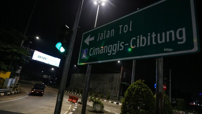 Tol Jatikarya Kembali Dibuka Kendaraan melintasi jalan Tol Jatikarya yang sempat diblokade ahli waris di Bekasi, Jawa Barat, Rabu (22/3/2023) malam. Tol Jatikarya 1 dan 2 sudah dibuka kembali pada pukul 23.00 WIB usai aksi penutupan jalan oleh ahli waris yang menuntut pembayaran konsinyasi atas penggunaan tanah seluas 4,2 hektare untuk Tol Cimanggis - Cibitung di kawasan Jatikarya. ANTARA FOTO/Asprilla Dwi Adha/foc.