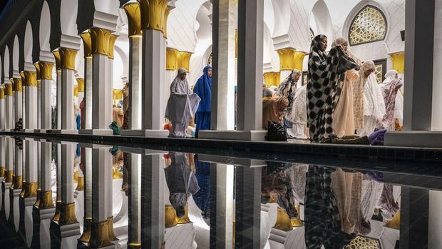 Umat Islam Indonesia melaksanakan salat Tarawih untuk menandai awal bulan suci Ramadhan di Masjid Agung Sheikh Zayed Solo pada 22 Maret 2023 di Kota Solo, Indonesia. Indonesia, yang memiliki populasi Muslim terbesar di dunia, menandai awal Ramadan pada Kamis dengan shalat Tarawih. (Ulet Ifansasti/Getty Images)