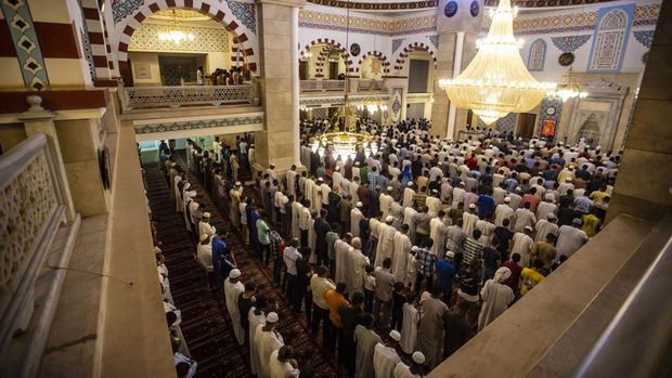 Umat Islam melaksanakan shalat tarawih pertama di bulan suci Ramadhan di Masjid el-Nur di Khartoum, Sudan pada 22 Maret 2023. (Photo by Mahmoud Hjaj/Anadolu Agency via Getty Images)