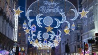 Diketahui untuk pertama kalinya Coventry Street London dihiasi dengan ornamen Ramadan.