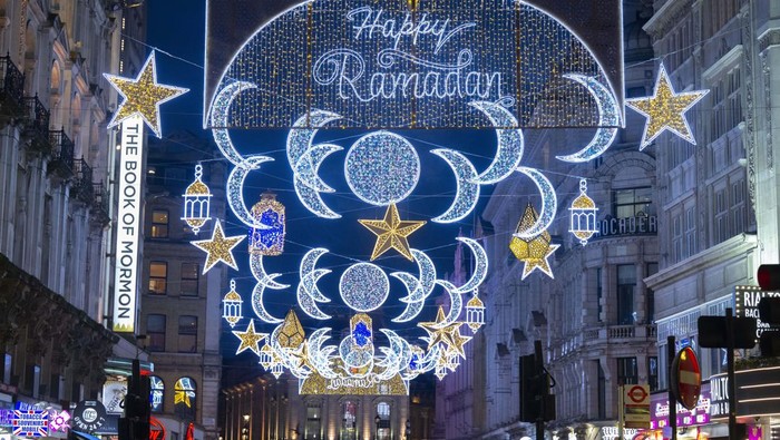 Untuk Pertama Kalinya, Jalanan di London Ini Berhias Dekorasi Ramadan LONDON, UNITED KINGDOM - MARCH 22: For the first time ever, London's famous Coventry Street is decorated with Ramadan ornaments, marking the start of the muslims' holy month in United Kingdom, on March 22, 2023. Located near the Leicester Square, Conventry Street is a major tourist attraction in the city. (Photo by Rasid Necati Aslim/Anadolu Agency via Getty Images)